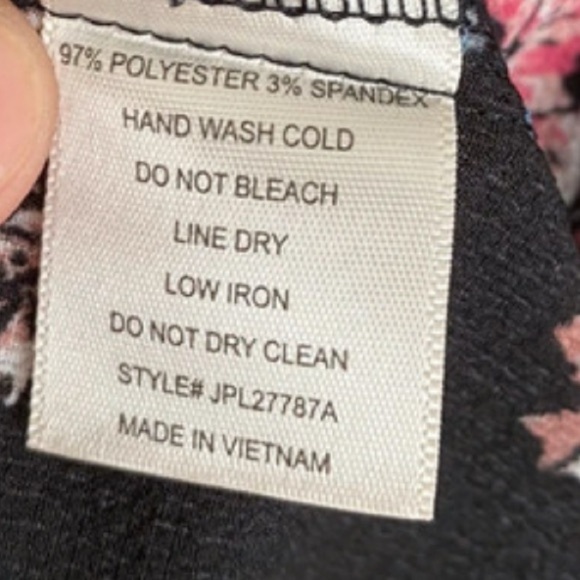 Bags to Wishes Floral Off Shoulder Cold Shoulder Top 2X - Picture 6 of 6